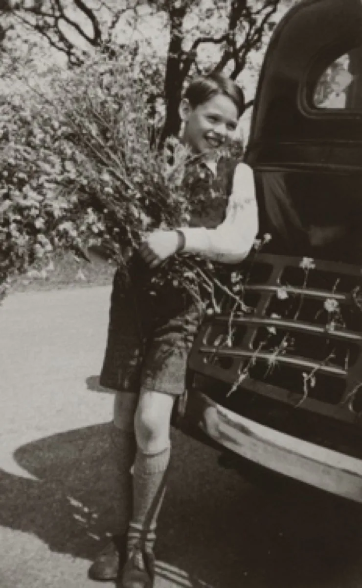 Jacky enfant, un bouquet à la main