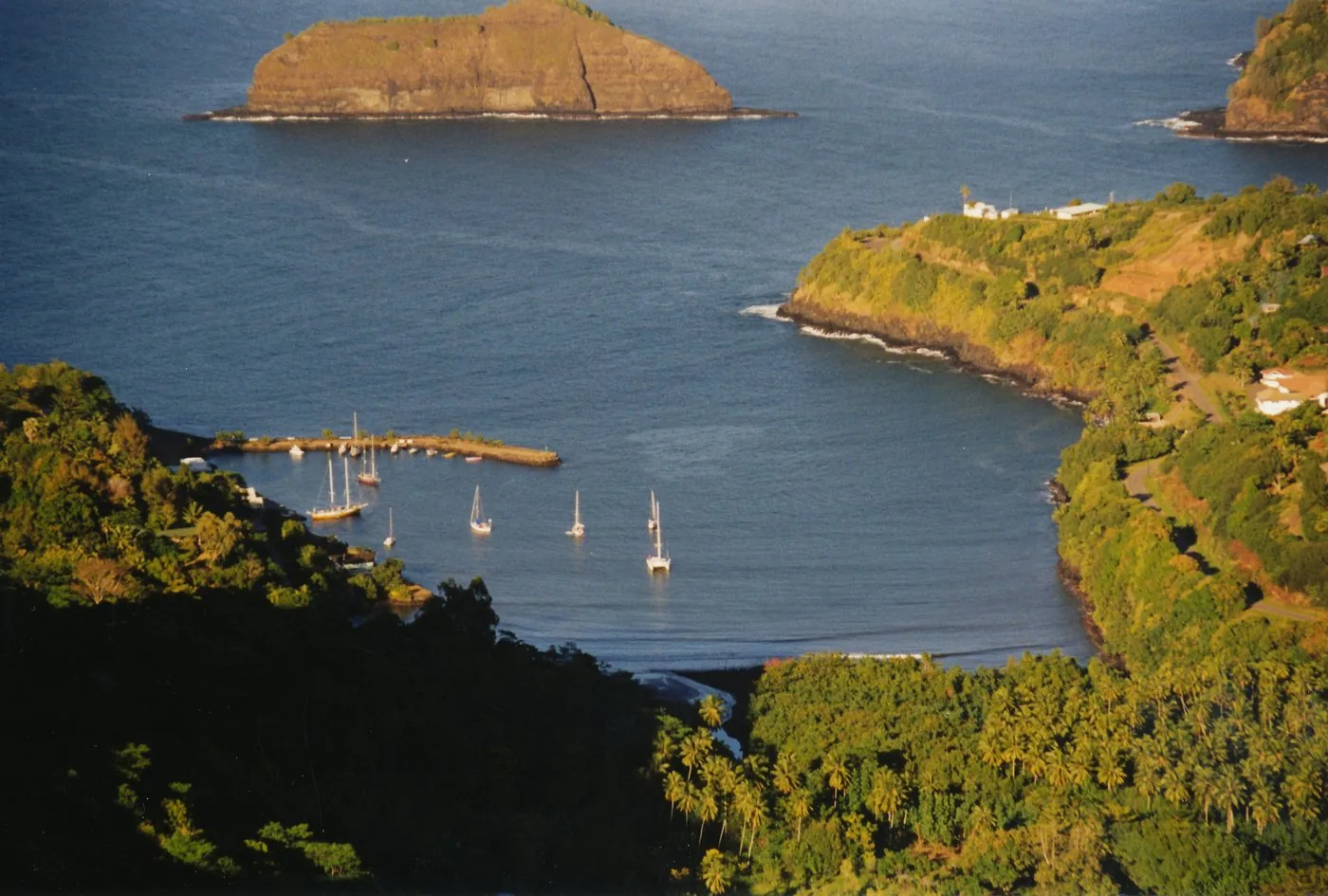 Une baie de l'île d'Hiva Oa, îles Marquises