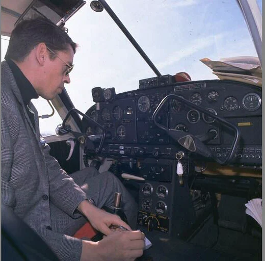 Aux commandes de son avion · 1967